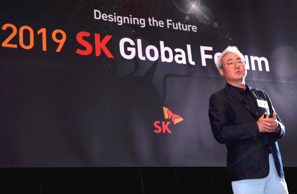 김준 SK이노베이션 사장이 미국 뉴저지주 저지시티에서 개최된 2019 SK 글로벌 포럼에서 사업전략을 발표하고 있다
