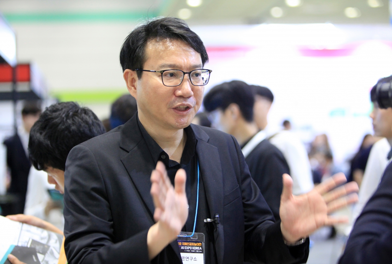 사진은 지난 17일부터 19일까지 삼성동 코엑스에서 개최된 'AI EXPO KOREA 2019'에서 임영익 대표가 EBS PD와 2부작 AI다큐멘터리 제작을 위한 인터뷰 모습(사진:최광민 기자)