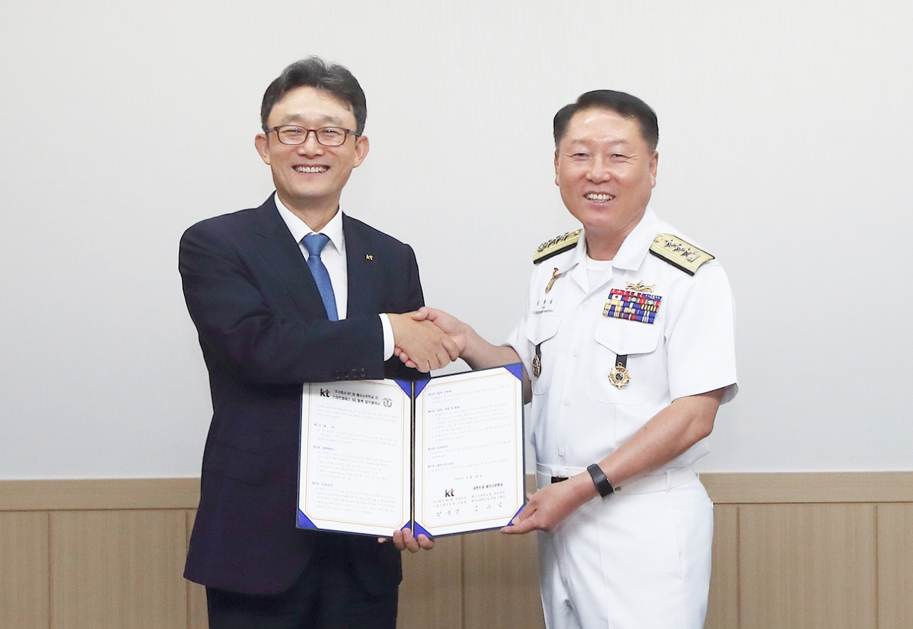 KT 기업사업부문장 박윤영 부사장과 김종삼 해군사관학교장이 '5G 스마트 캠퍼스' 구축을 위한 업무협약(MOU)을 체결하고 있다(사진:KT)