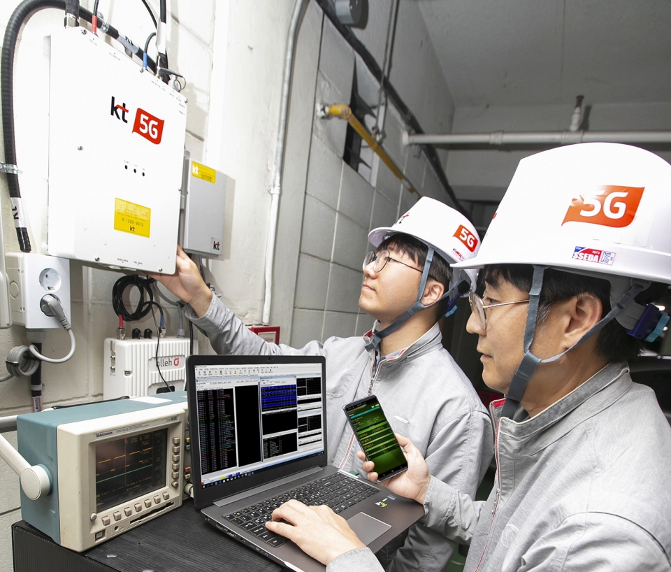 KT 네트워크부문 직원들이 서울 서초구의 한 건물 내 지하 주차장에서 ‘5G 스마트 빔 패턴 동기화 기술’이 적용된 5G RF 중계기의 품질을 점검하고 있다(사진:KT)