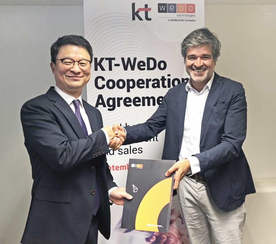 KT 글로벌사업개발본부장 김영우 상무(왼쪽)와 WEDO CEO 루이 패이바(오른쪽)가 계약을 체결하고 악수를 하고 있다(사진:KT)