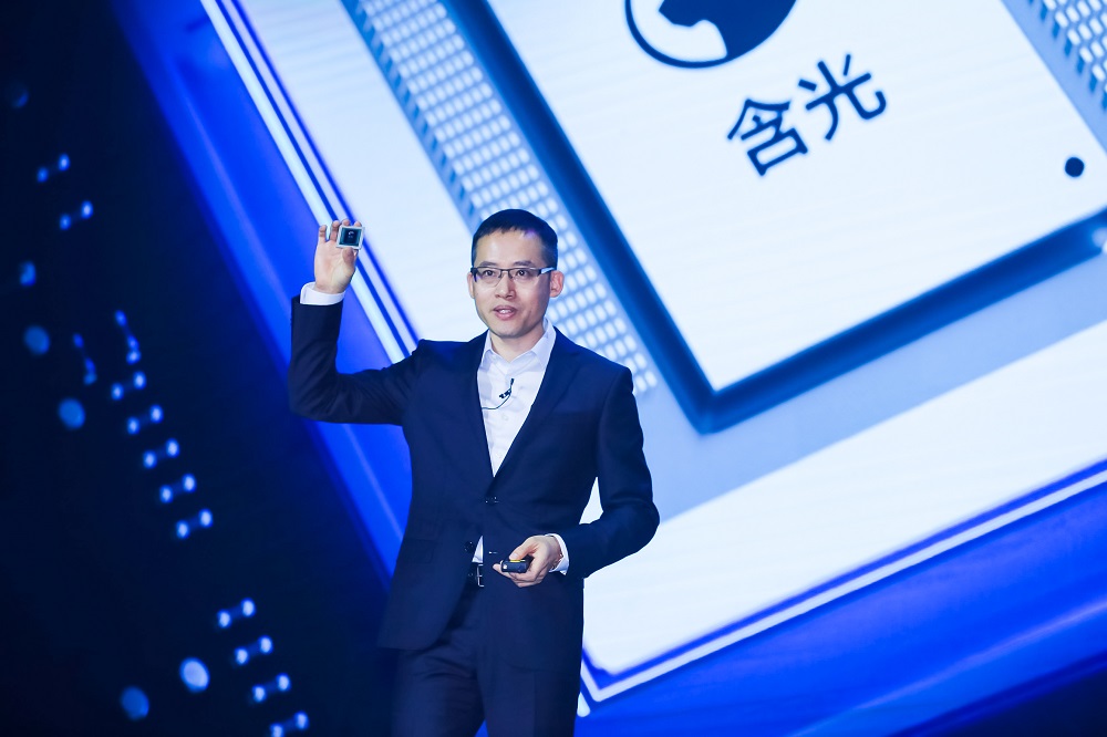 알리바바 최초의 독자개발 AI 칩인 ‘한광(含光)800’을 공개하는 장젠펑 CTO.(사진:알리바바)