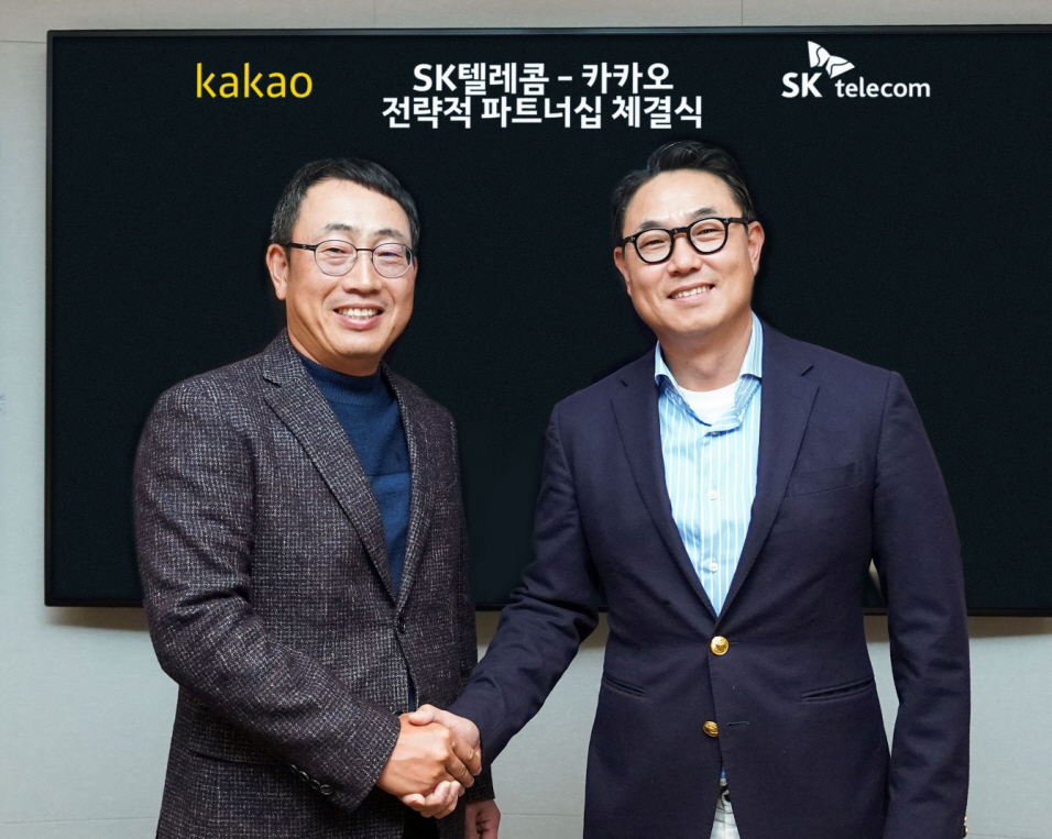SK텔레콤 유영상 사업부장(왼쪽)과 카카오 여민수 공동대표(오른쪽)가 3000억 규모의 주식을 교환하고, 미래 ICT 분야에서 사업 협력을 추진하는 전략적 파트너십을 체결했다.(사진:SKT)