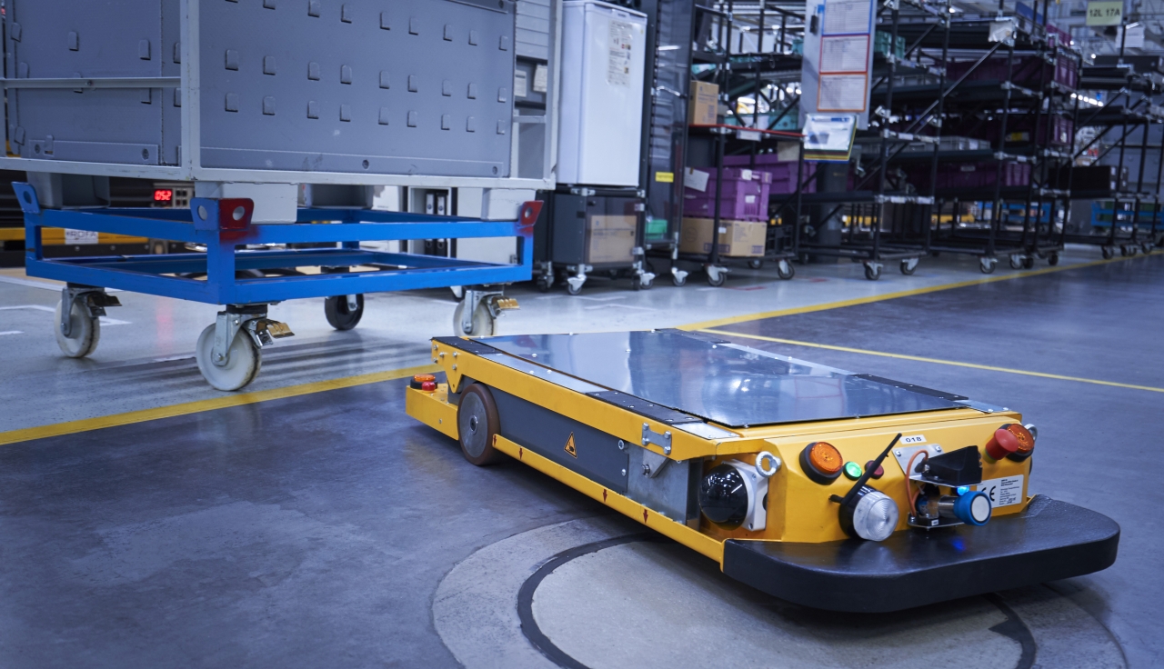 BMW 독일 레겐스부르크 공장에서 운용 중인 스마트 운송 로봇(사진:BMW)