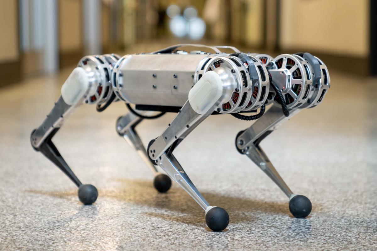 사진은 MIT 미니 치타로 달리기, 걷기, 뛰기 및 회전과 같은 동작을 수행 할 수 있는 저렴하고 가벼운 4 족 로봇(사진:MIT)