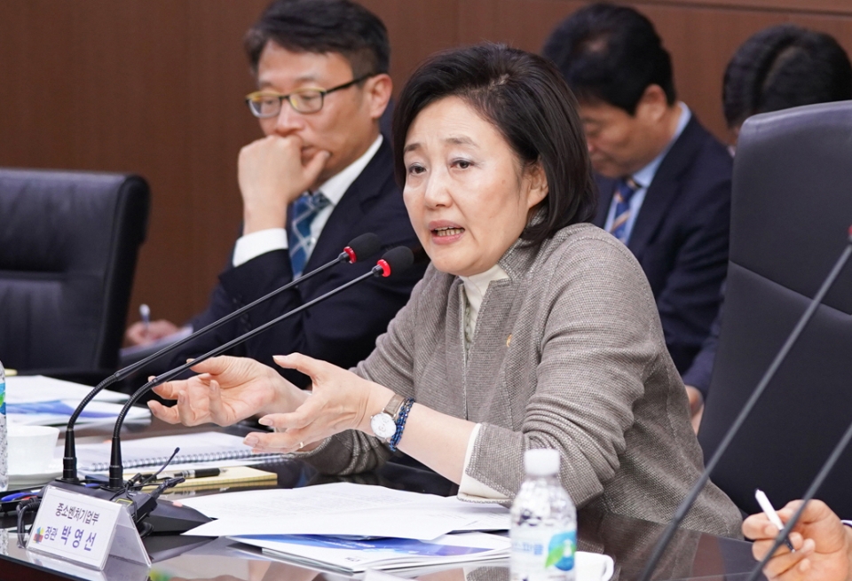 테크노파크 원장 간담회에 참석한 박영선 장관은 테크노파크의 역할과 발전방향에 대해 논의했다(사진:중기부)