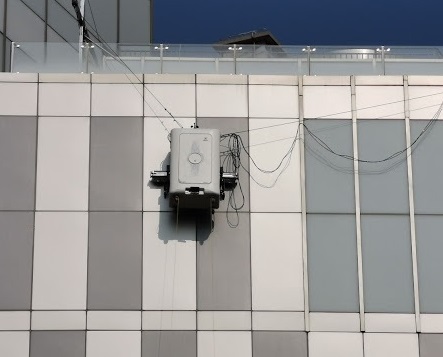 중국에서는 고층 빌딩의 외벽 청소 관련으로 인건비 상승 등에 따른 비용 부담 증가로 사람을 AI로봇으로 대체하자는 요구가 커지고 있다. 사진은 외벽 청소 로봇 개발업체인 중국 잉싱쯔능의 커튼월 청소로봇 ‘쯔쥬런’(잉싱쯔능 웹사이트).