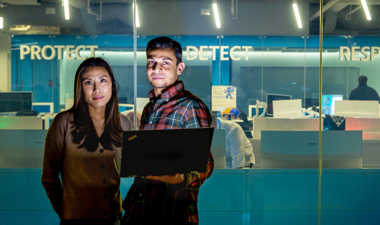 왼쪽부터 내부 위협의 Microsoft 선임 프로그램 관리자 에린 미야케(Erin Miyake)와 Microsoft 365 보안 및 규정 준수 팀의 프로젝트 관리자 탈하 미르(Talhah Mir)(사진:MS)