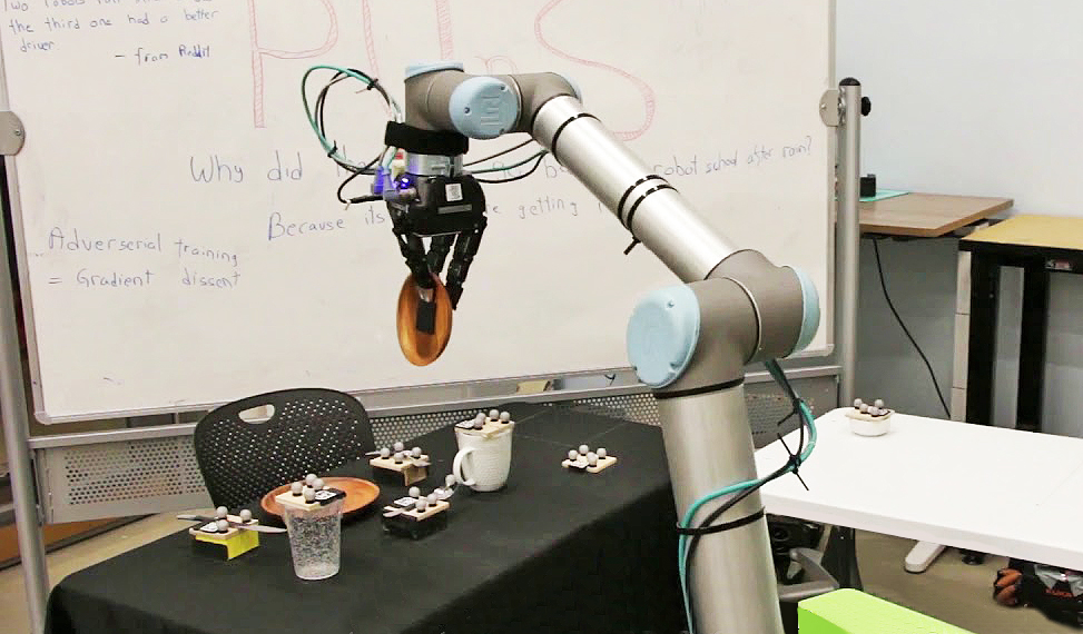 로봇이 테이블에 식기를 세팅하고 있는 모습(사진:영상캡처)