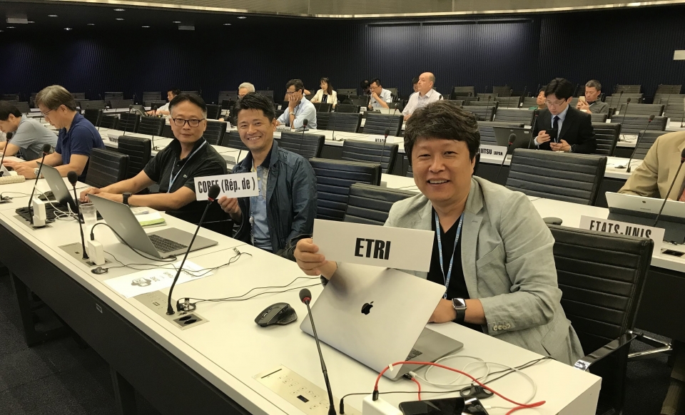 2019년에 개최된 ITU-T-SG13 회의에 참여한 ETRI 연구진들의 모습