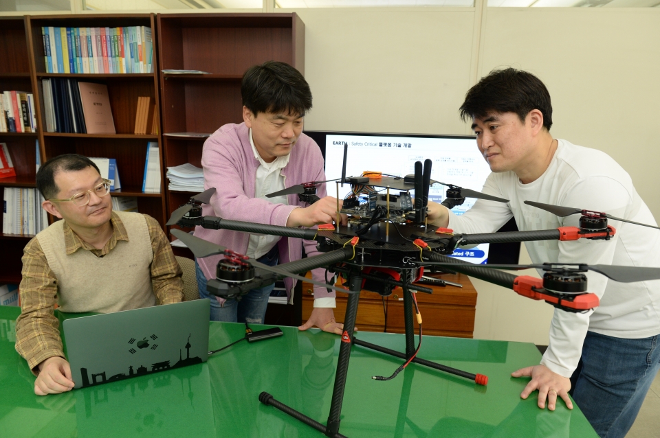 연구진이 개발한 SW를 적용한 AI드론을 시연하는 모습(왼쪽부터 김경일 책임연구원, 이수형 책임연구원, 김법균 책임연구원)