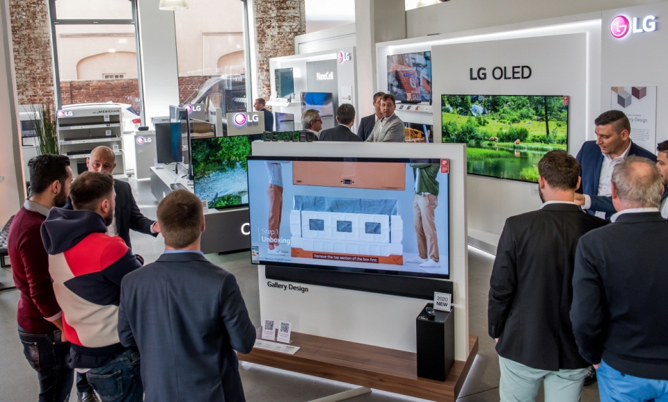사진은 유럽지역 거래선 관계자들이 2020년형 LG 올레드 TV를 살펴보는 장면(사진:LG전자)
