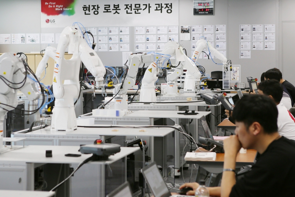 사진은 경기도 평택시 LG전자 러닝센터에서 협력사 직원들이 로봇 자동화 교육을 받고  있는 모습(사진:LG전자)
