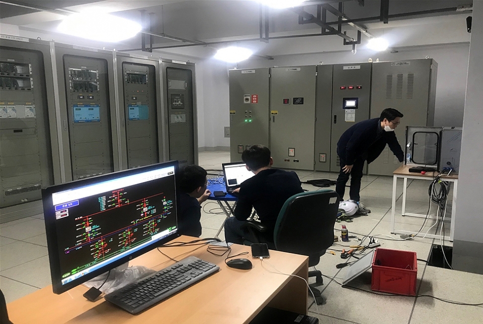 오송 철도종합시험선로에 설치한 ‘데이터 마이닝 기반 전철전력설비 이상상태 예측시스템’(사진:철도연)