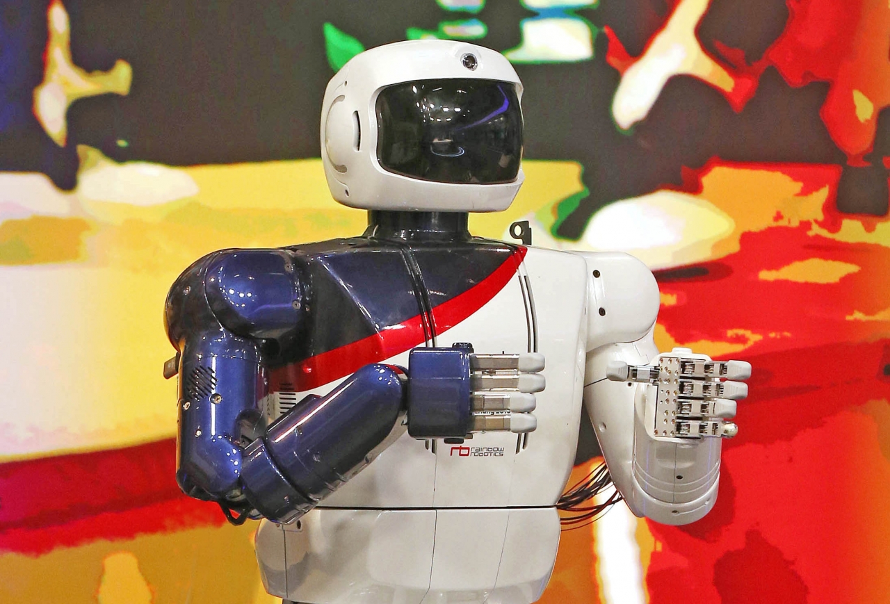 국내 최초의 휴머노이드 로봇 휴보(HUBO)가 국내 방송 사상 처음으로 로봇 뉴스앵커로 로봇 관련한 2건의 뉴스 리포트 진행(사진:KAUST)
