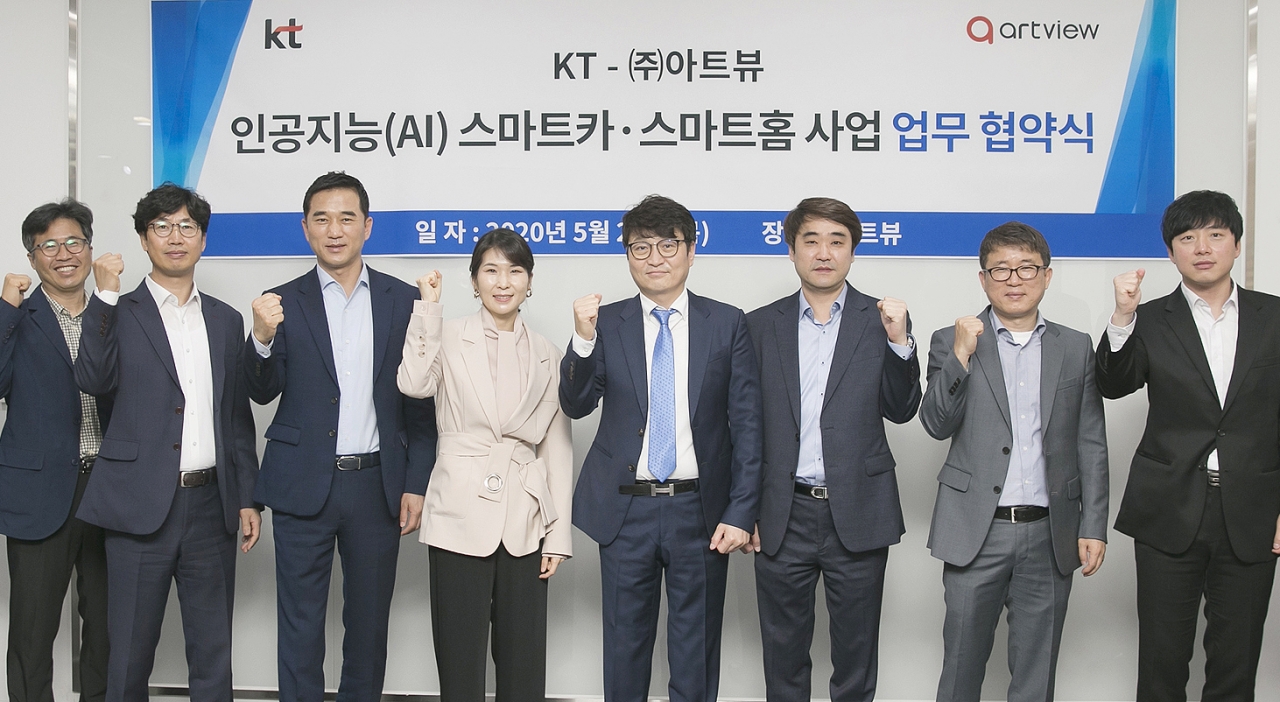 업무협약을 마치고 KT AI/BigData사업단 임채환 상무,  김채희(왼쪽 다섯번째) 상무와 아트뷰 구원겸(왼쪽 여섯번째) 대표가 주요 관계자들과 기념촬영을 하고 있다.