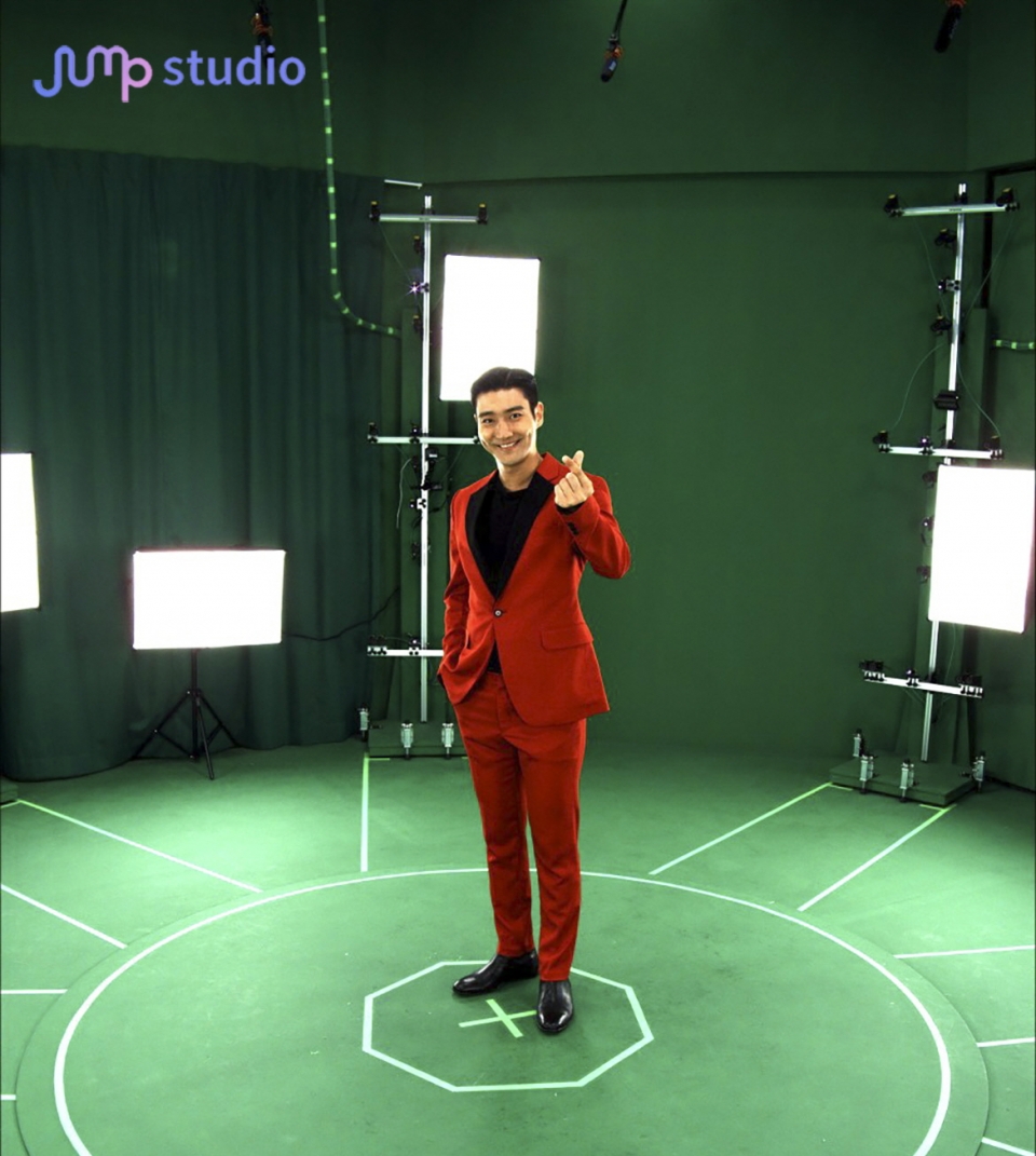 슈퍼주니어 멤버 최시원씨가 SK텔레콤 점프스튜디오에서 3D 혼합현실 이미지를 촬영하며 포즈를 취하고 있다.