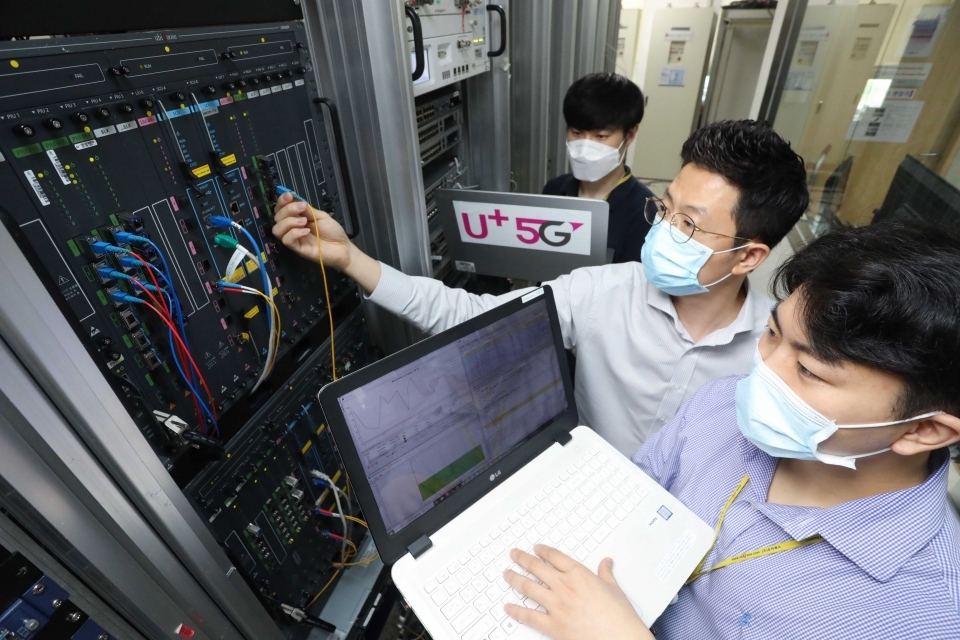 유비쿼스 관계자가 LG유플러스에 공급하는 10기가 인터넷 장비를 점검하고 있는 모습