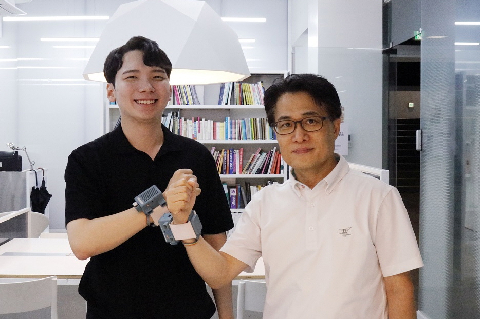 (왼쪽부터) KAIST 산업디자인학과 홍지우 박사과정, 이우훈 교수.