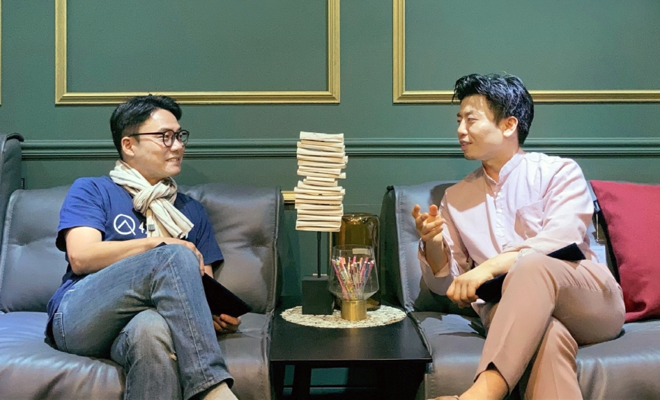 협약식 후 포티투마루 김동환 대표(왼쪽)과 체리쉬 유경호 대표(오른쪽)가 담소를 나누고 있다(사진:포티투마루)