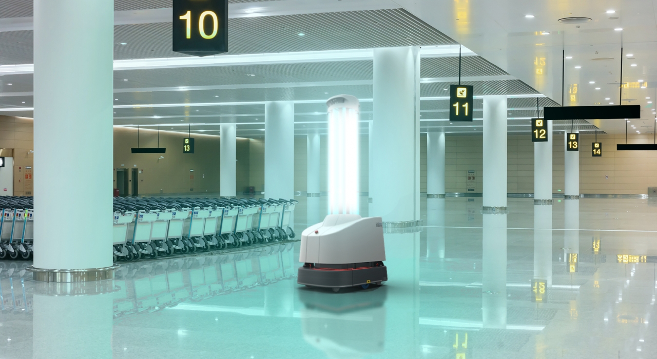 공항에서 시연하는 로봇 모습