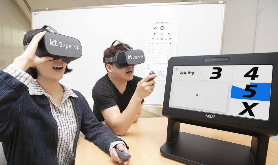 KT와 고려대 의산단, 엠투에스가 협업해 출시한 슈퍼 VR의 ‘아이 닥터 라이트’로 이용자들이 눈 건강 측정을 하고 있는 모습