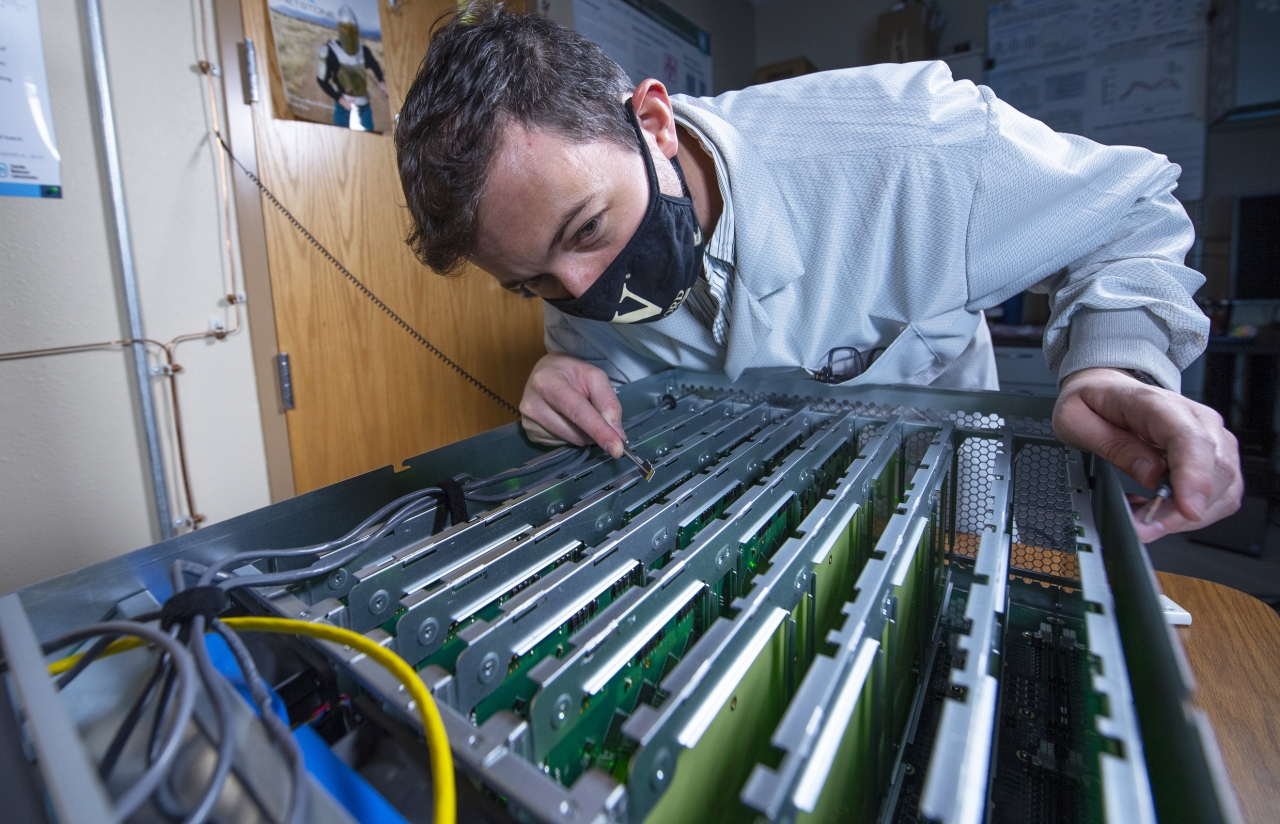 샌디아 국립연구소 연구원이 인텔이 디자인한 인공 뉴런이 포함된 컴퓨터 보드를 점검하고 있다(사진:샌디아)