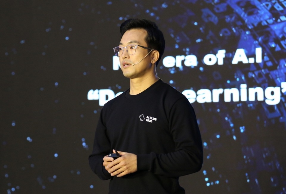 이스트소프트 정상원 대표가 컨퍼런스 개최 배경을 설명하고 있다.