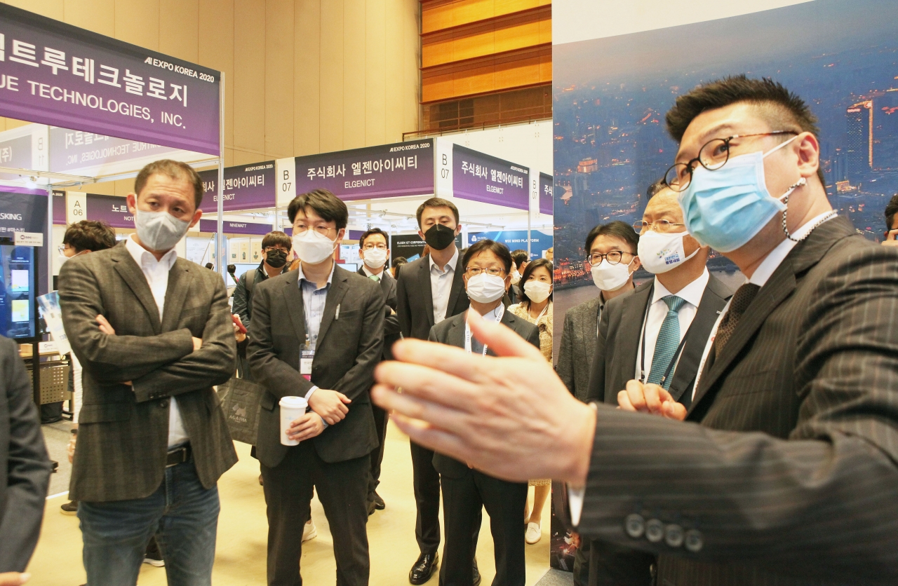 한국화웨이 AI기술담당 박태민 이사가 부스를 방문한 참가사 대표들에게 솔루션을 소개하고 있다.