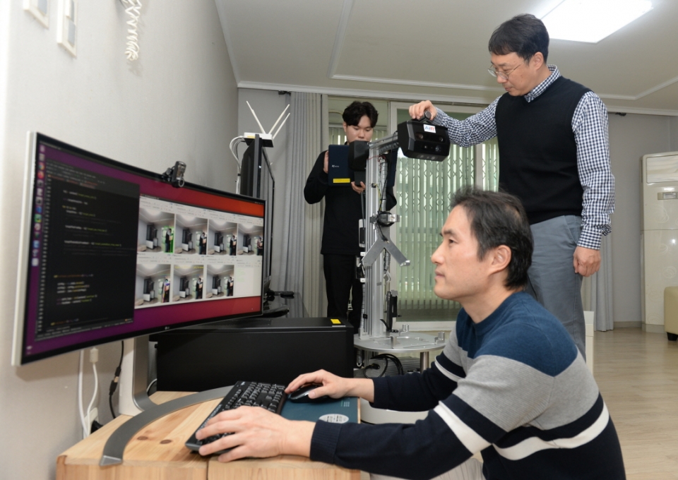 ETRI 연구진이 고령자에 특화된 휴먼케어 로봇데이터를 확보하고 점검하고 있는 모습(왼쪽부터 김형민 연구원, 이대하 연구원, 김도형 연구원)