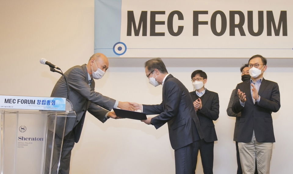 MEC 포럼에서 KT AI/DX융합사업부문장 전홍범 부사장이 임명장을 수여 받고 있다