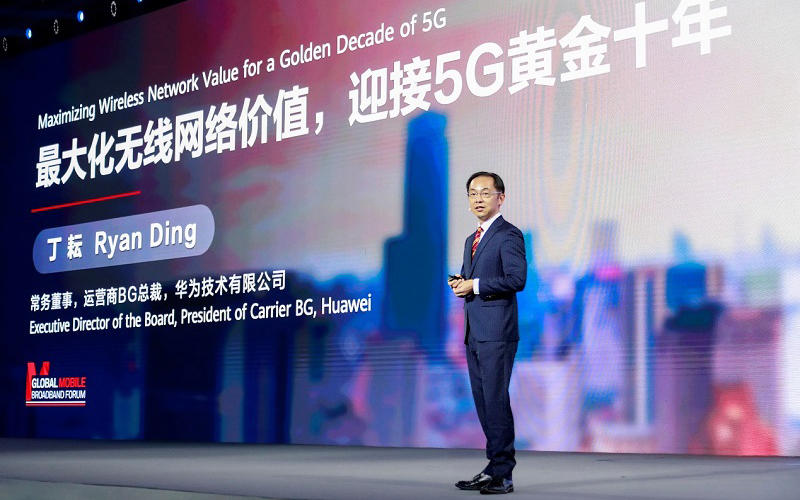 화웨이 전무이사 겸 캐리어 비즈니스 그룹(Carrier Business Group)의 라이언 딩(Ryan Ding) 사장이 '5G의 황금기를 위한 무선 네트워크 가치 극대화'이란 주제로 기조연설하는 모습(사진:화웨이)