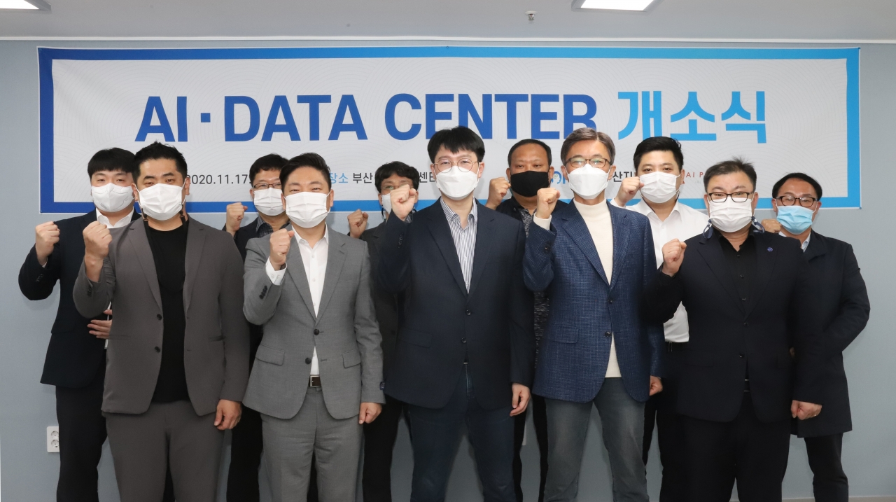 한국인공지능협회 부산지회와 AI 데이터센터 개소식 후 참가한 임원들의 단체 사진
