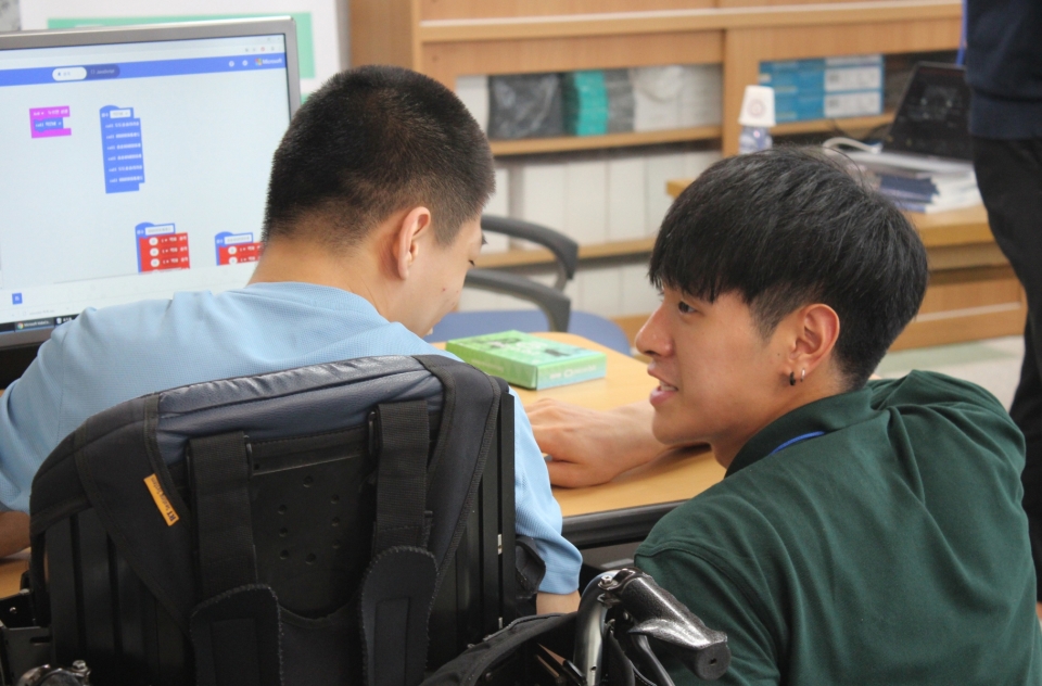한국마이크로소프트가 SK텔레콤, JA코리아 등과 협력해 장애 청소년에게 코딩 교육을 진행하고 있다.