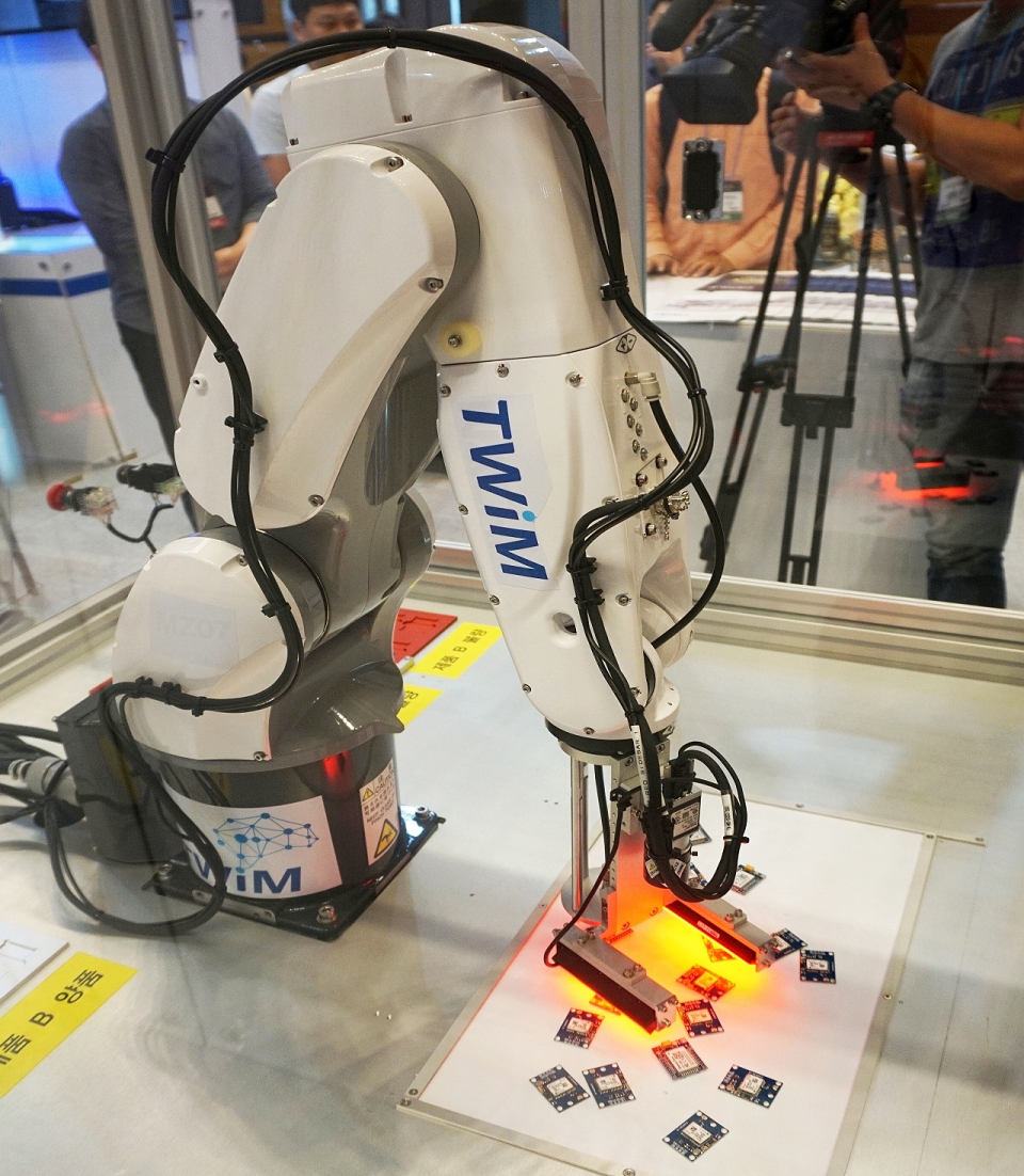 사진은 지난 2018년 AI EXPO KOREA에 참가해 참관객에게 큰 주목을 끌었던 트윔의 AI 로봇 비전 검사 솔루션(사진:본지DB)