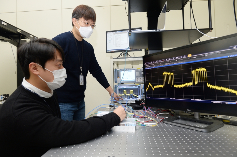 ETRI 연구진이 개발한 5G 광중계기 기술 성능을 점검하고 있는 모습(왼쪽부터 성민규 연구원, 김언상 연구원)