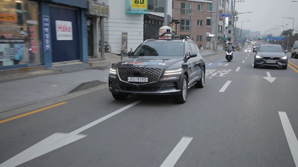 서울시 상암 5G 자율주행 시범지구에서 5G 자율주행차 'A1(에이원)'이 5G로 신호등과 통신하며 자율주행 하는 모습.