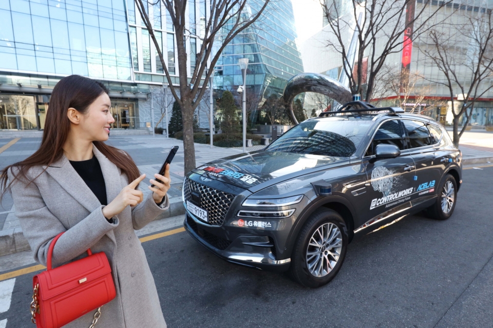 서울시 상암 5G 자율주행 시범지구의 한 주차장에서 모바일 앱을 통해 5G 자율주행차 'A1(에이원)'의 주차를 완료시킨 모습.