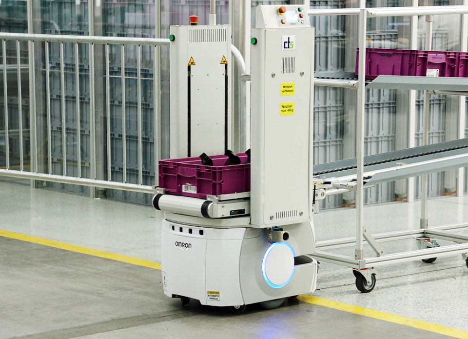 BMW에서 운용 중인 소형 스마트 운송 로봇(Smart Transport Robots, 오므론어뎁트의 AI 모바일 로봇)