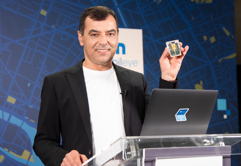 암논 샤슈아(Amnon Shashua) 모빌아이 회장 겸 최고경영자가 EyeC 칩을 들고 있다.