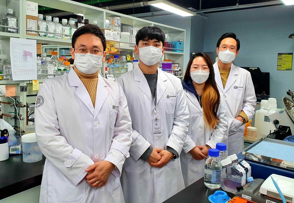 왼쪽부터  주재열 선임연구원, 김성현, 양수민, 임기환 연구원이 실험실에서 기념촬영을 하고 있다.(사진:뇌과학원)