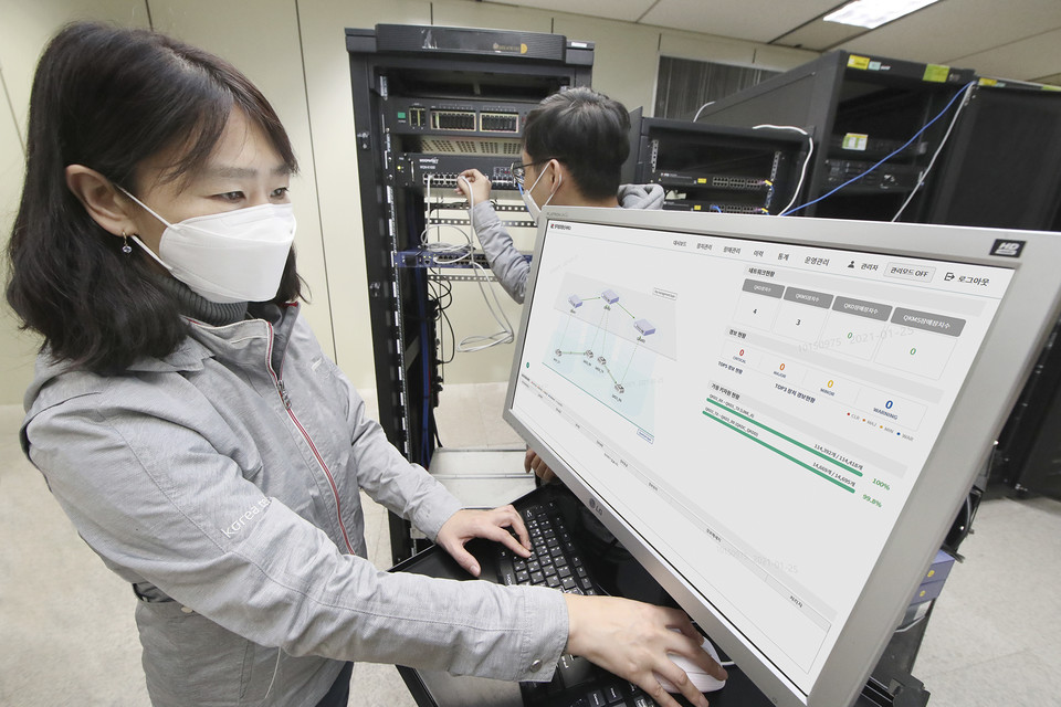 KT 대전연구개발센터에서 연구원들이 양자암호 관련 기술 시연 모습