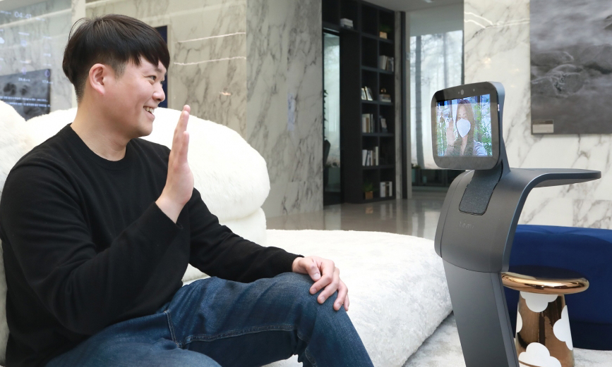 AI 서비스 로봇을 통해 영상 통화는 물론 커뮤니티 식음서비스 예약 등이 가능