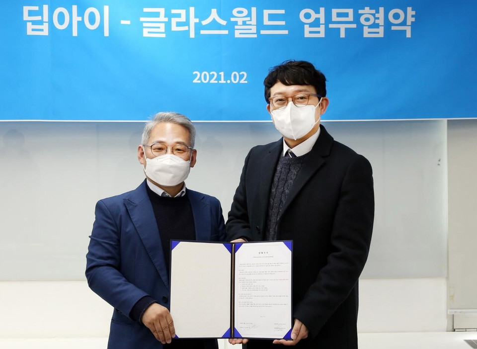 글라스월드 김대현 대표(좌), 딥아이 김세민 대표(우)가 MOU 체결 후 기념 촬영을 하고 있다.