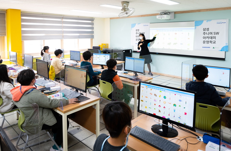 충청북도 '괴산명덕초등학교'에서 AI 수업이 진행되고 있다.