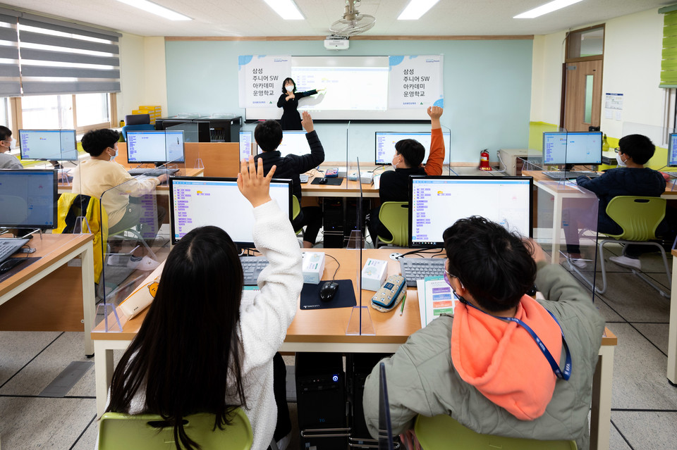 충청북도 '괴산명덕초등학교'에서 AI 수업이 진행되고 있다.
