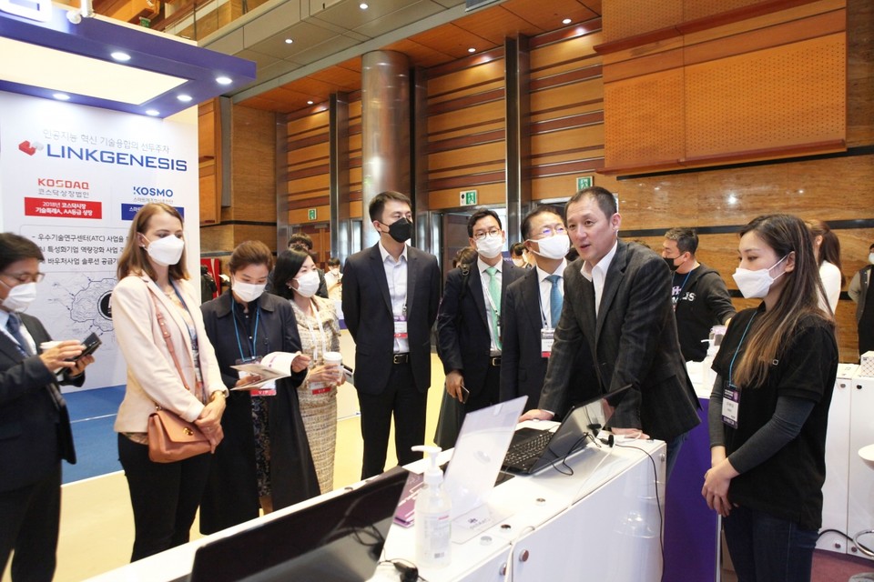 지난 AI EXPO KOREA 2020에서 에이모 오승택 대표가 자사 솔루션을 소개하고 있다