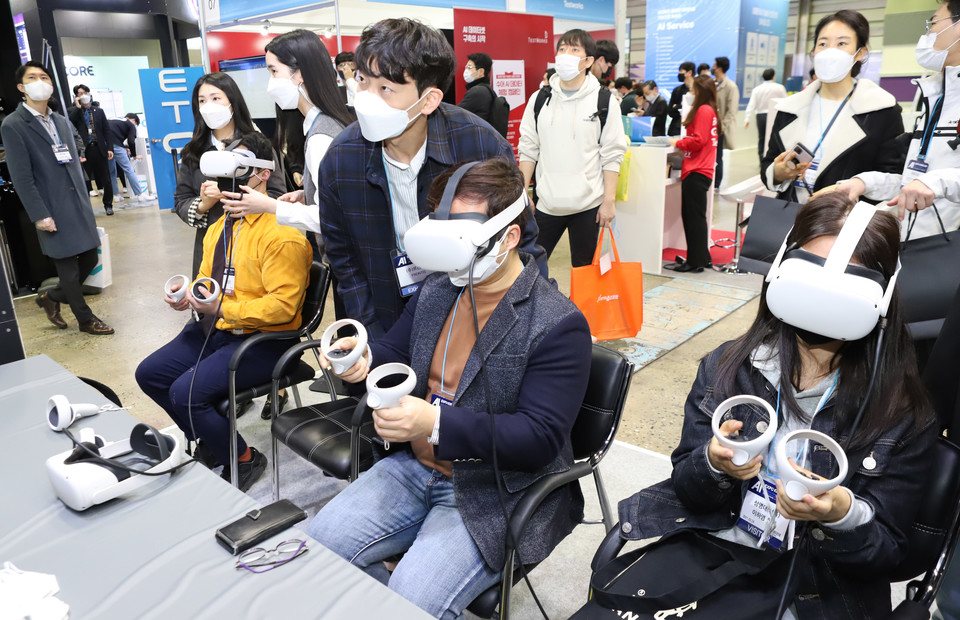 한국마이크로소프트 부스에서 혼합현실을 체험하고 있는 참관객 모습