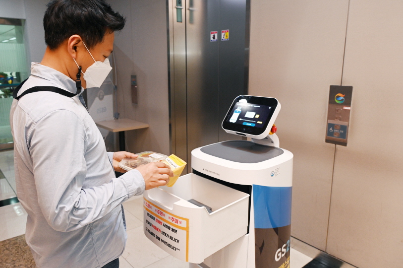 서울 강남구 역삼동에 위치한 GS타워에서 ‘LG 클로이 서브봇(LG CLOi ServeBot)’이 고객에게 편의점 주문 물건을 전달하고 있다. 