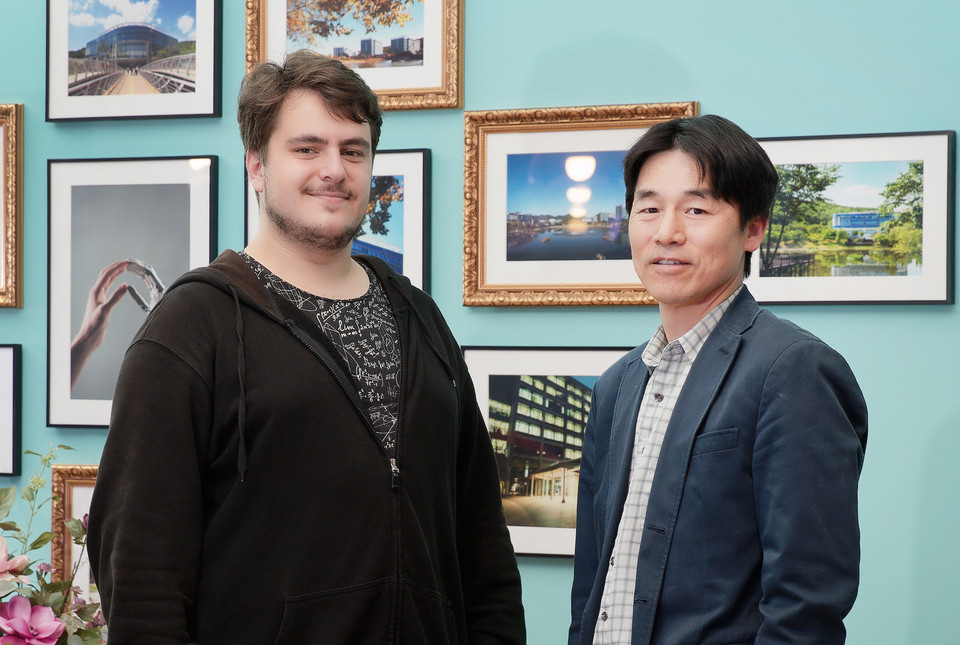 연구진사진으로 박노정 교수(우측)과 마무트 오카야이 연구원(좌측)